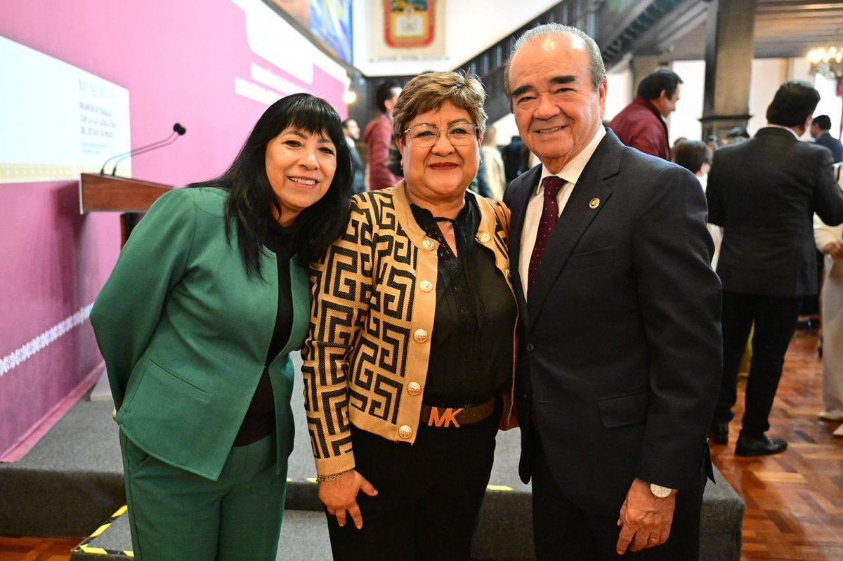 ContraloriaGEM's tweet photo. La Secretaria de la Contraloría, Lic. Hilda Salazar Gil, acompañó a la Gobernadora @delfinagomeza  al encuentro con las y los diputados integrantes de la LXII Legislatura del Estado de México. https://t.co/2sDX4wK3KN