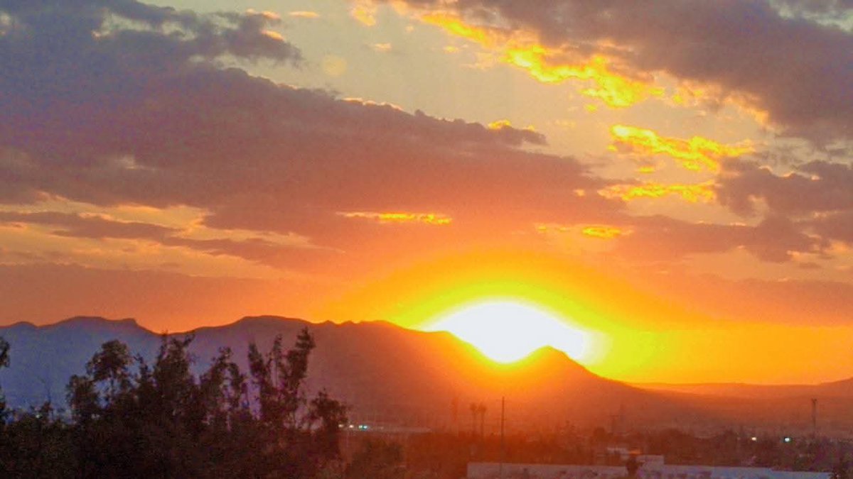 latapatiae's tweet photo. Hoy el cielo decidió despedir el día con arte 🌅 Amigos X linda noche de miércoles para todos 🤗 #sunset
#Miercoles #BuenasNoches #13May
#13Mayo2026 #sunsetphoto #Coffee #Bendiciones #BuenaVibra https://t.co/hWzRLfrkSW