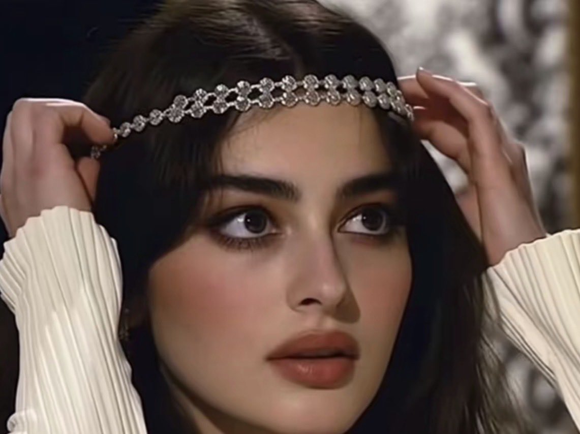 mb00330991's tweet photo. يقول #شاعري 

"يا فارقه .. بين ربّات " الحسن و الجمال 
مبسمك طوق النجاه !.و عينك التهلكه 
ㅤ 
من أبسط حقوقك تشوفين نفسك لحال
ما حولك إلا .. ملامح ناس " مستهلكه  " https://t.co/AhOZoeCOIP