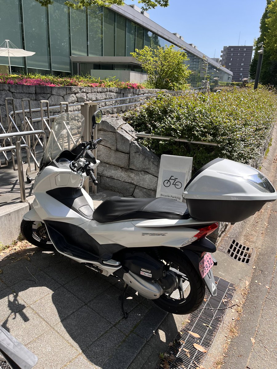 Affechinko's tweet photo. 2026年5月13日の東京都現代美術館@MOT_art_museum の駐輪場。
まだある。。。コレって美術館の管理なのかな？じゃないと駐禁おじさんが何とかするのかな？
#東京都現代美術館　#駐輪場　#駐車違反　#木場公園 https://t.co/tuSibGmrvc