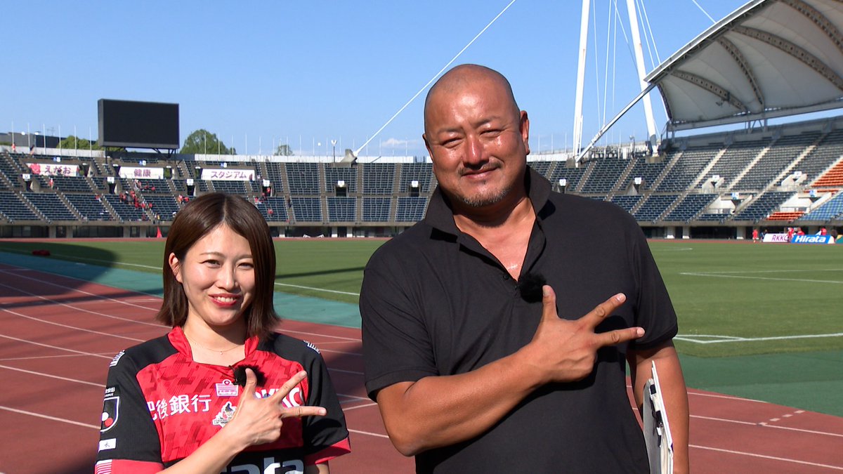 KICKOFFKUMAMOTO's tweet photo. 5月16日(土)の放送は、10日(日)の琉球戦を振り返ります⚽️また、選手突撃インタビューは、上村周平選手です‼️是非ご覧ください‼️
#DJコバ
#小林弘記
#平井友莉
#ロアッソ熊本
#KICKOFFKUMAMOTO https://t.co/p7l9lctpmS