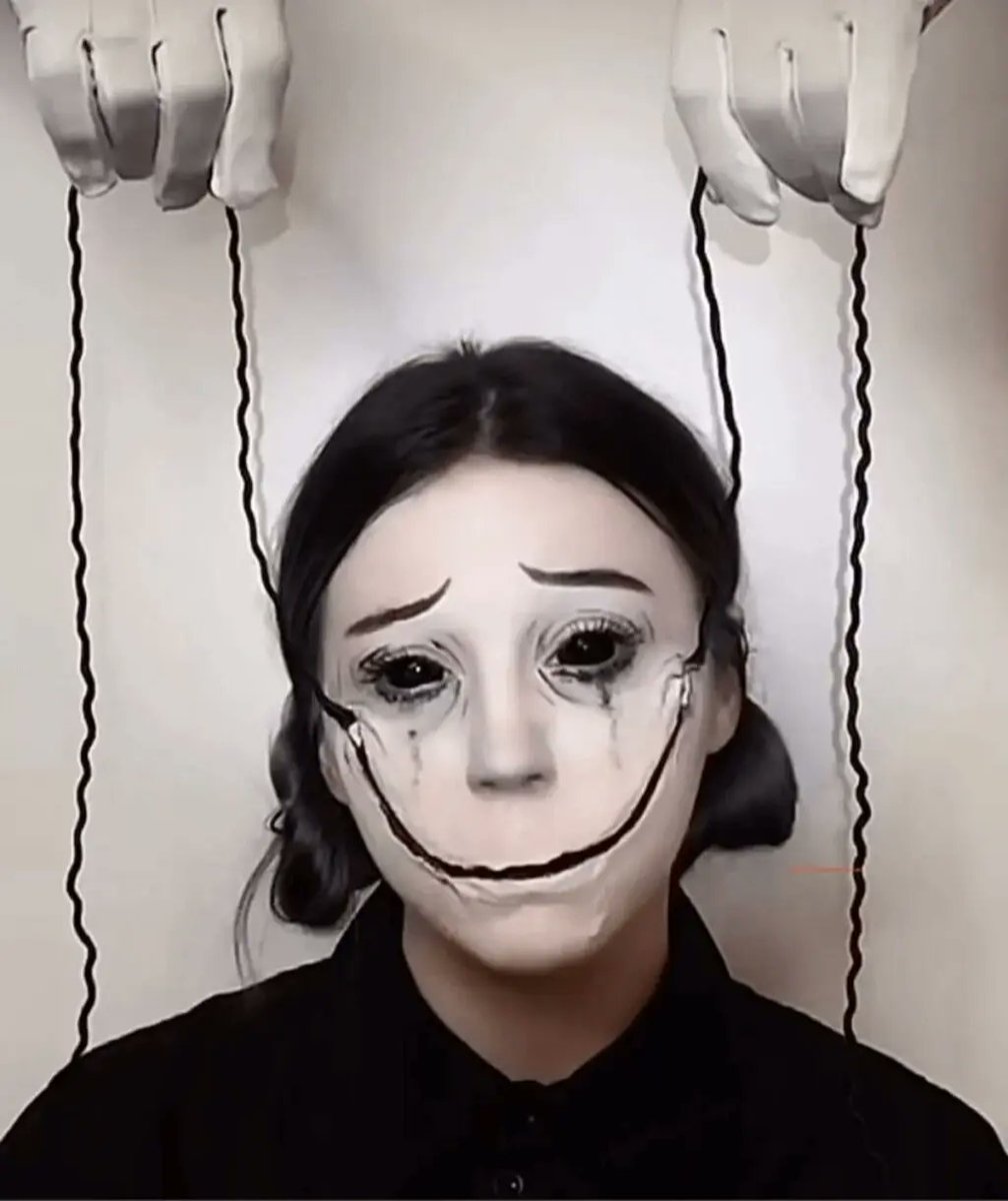 ushijimanvoice's tweet photo. 【衝撃】ホラーに取り憑かれた女性…全身に666のタトゥー、自宅は墓地のような部屋

■知らなかった…
イギリスのナターシャ・ジェーン・ウッドさん（38歳）は、ホラーと死を愛しすぎるあまり、人生をホラー一色に染め上げた女性として話題になっています。

■何が起きたのか
彼女は全身にホラー関連のタトゥーを大量に入れ、特に「666」の数字を何十ヶ所にも彫っています。
自宅の部屋は真っ黒に塗り、棺桶風のベッドや骸骨、ホラーグッズで埋め尽くされ、墓地のような雰囲気。
日常的にホラー映画を観続け、死や暗いテーマに強い憧れを抱いているそうです。

■深掘りポイント
ナターシャさんは「死は美しい」「ホラーこそが私の本当の自分」と語り、
さらにタトゥーやボディモッドを増やし続けています。
周囲からは「本物のホラー狂」「精神的に大丈夫か」と心配と驚きの声が上がっています。

■結論
趣味が極端になると、生活や見た目が完全にその世界観に染まってしまう。
「好き」を突き詰めることは素晴らしいが、バランスを失うと周囲から異端に見えるようになる好例です。

あなたはこの女性のホラー生活、どう思いますか？
「自分の世界を極めていてカッコいい」と思いますか？

それとも「ちょっと怖い…」派ですか？
コメントで教えてください！