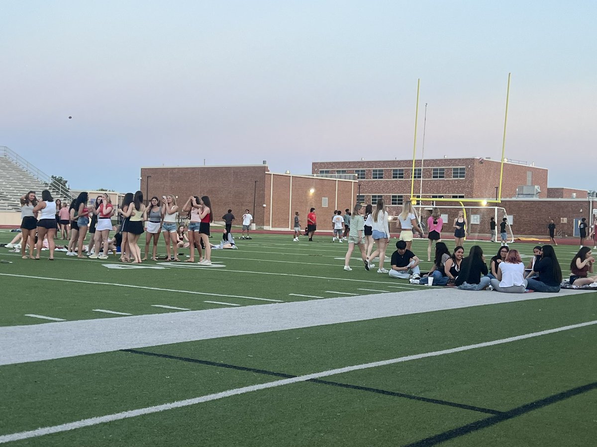 TheCBreedlove's tweet photo. Senior Sunset. Love you Class of 2026! ❤️💙 https://t.co/vQWlaaw3dP