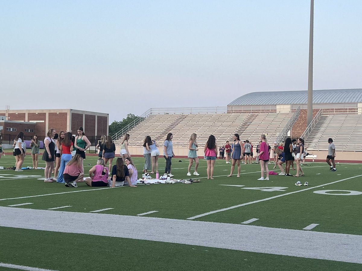 TheCBreedlove's tweet photo. Senior Sunset. Love you Class of 2026! ❤️💙 https://t.co/vQWlaaw3dP