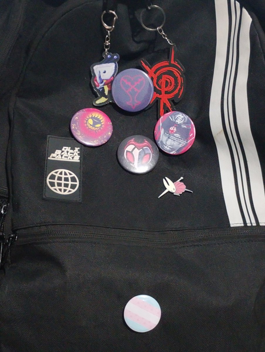 deadskyee's tweet photo. eu gosto muito dos meus (o chaveiro de ordem caiu)

inclusive, esse do luqi, iku e Exu eu comprei com a @satstoreofc no dia da undefined https://t.co/guad9FGi9R
