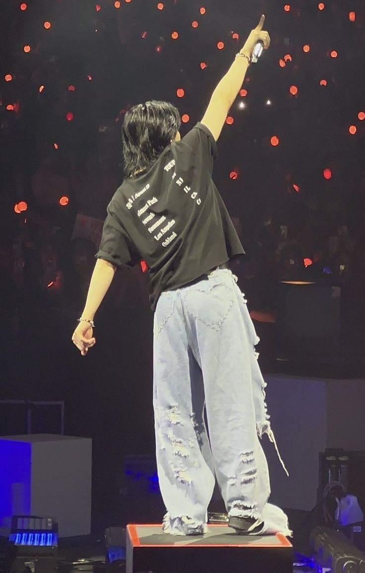 teamsugaph's tweet photo. Before #BTS_WORLDTOUR_ARIRANG takes over Stanford, let’s look back at the last time Yoongi was in the Bay Area for the #D_DAY_TOUR #SUGA_AgustD_TOUR 👀 https://t.co/N3YWc8LLOh