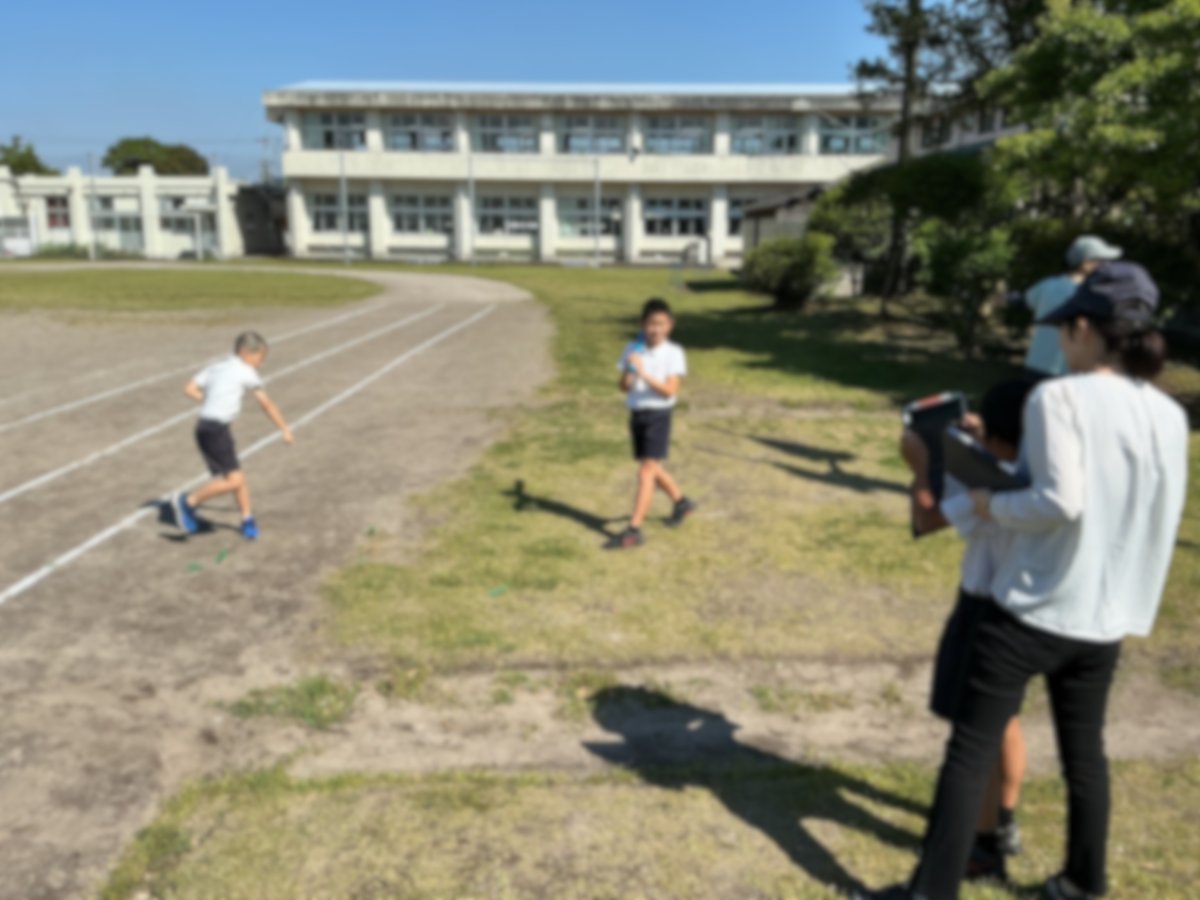 simomyou_esc's tweet photo. 【スケッチ大会】
今日のスケッチ大会では、県図画作品展にむけて校内でスケッチに取り組みました。
各学年、校内や校外の色々な場所で描く題材を決め、下書き〜色塗りまで、それぞれが思い思いの作品を作り上げることができました。 https://t.co/zSlDWjRqfO