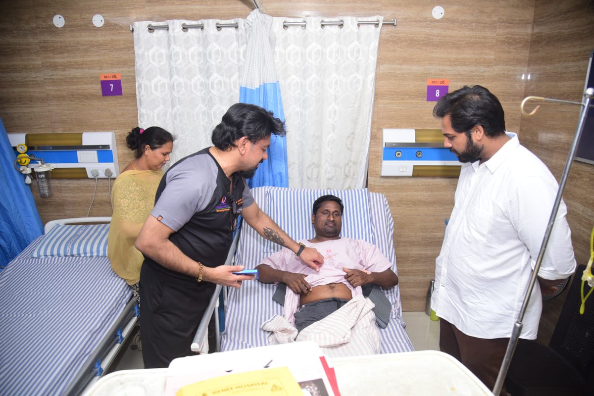 KakaVamsiGaddam's tweet photo. నేను సింగరేణి 11 ఇన్‌క్లైన్ గనిలో జరిగిన ప్రమాదంలో గాయపడిన సురేష్ ను పరామర్శించడానికి రెనీ ఆసుపత్రికి వెళ్లాను. ఈ సంఘటన గురించి తెలియగానే, వెంటనే ఆసుపత్రికి చేరుకుని అతని ఆరోగ్య పరిస్థితిని వైద్యులను అడిగి తెలుసుకున్నాను.

డా. బంగారు స్వామి తో మాట్లాడి, గాయపడిన కార్మికుడికి మెరుగైన వైద్యం అందించాలన్నది వైద్యులకు సూచించాను. మన కార్మికుల ఆరోగ్యం నా మొదటి ప్రాధాన్యత. వారిని అన్ని రకాల సహాయం అందించేందుకు నేను ఎప్పటికప్పుడు సిద్ధంగా ఉన్నాను.