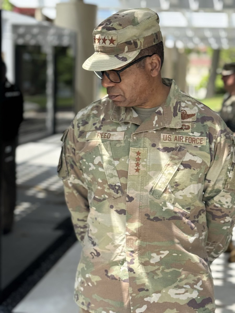 UsmmaO's tweet photo. Honored to host TRANSCOM Commander Gen Reed to the Kings Point today alongside CMSgt Kruzelnick.  

They met with leadership, Midshipmen and parents, toured campus, and visited the Memorial Pavilion. Thank you Sir for your continued support of USMMA and its critical mission. https://t.co/TtohULkkQv
