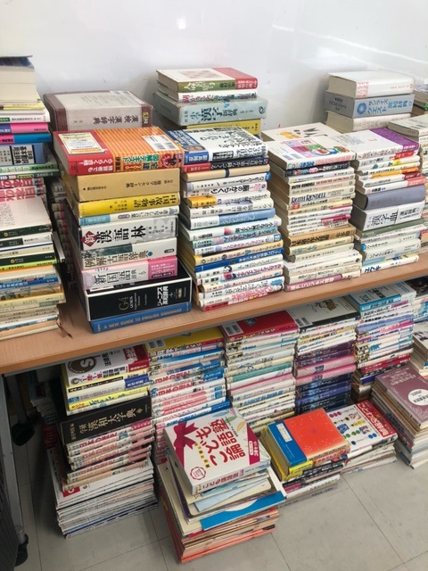 sctamacenter's tweet photo. キャンパスの本棚の位置を移動するために本を出したのですが、改めて見るとすごい量ですね…！
これでも、ごく一部です。みんなに、たくさん読んでほしいと思います。
#多摩センター #フリースクール https://t.co/Z5kU1ea3bq