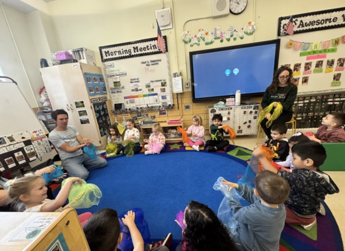 MPkd24's tweet photo. Q392 Students has a blast with our arts partnership @new42studios We can’t wait for next week!!! https://t.co/SxrdKGvyhl