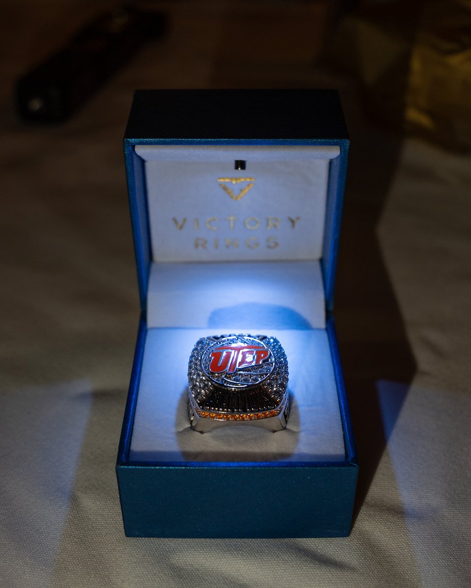 UTEPVB's tweet photo. Celebrating our seniors tonight with some new bling 💍

#PicksUp https://t.co/XVhj9NnI3T