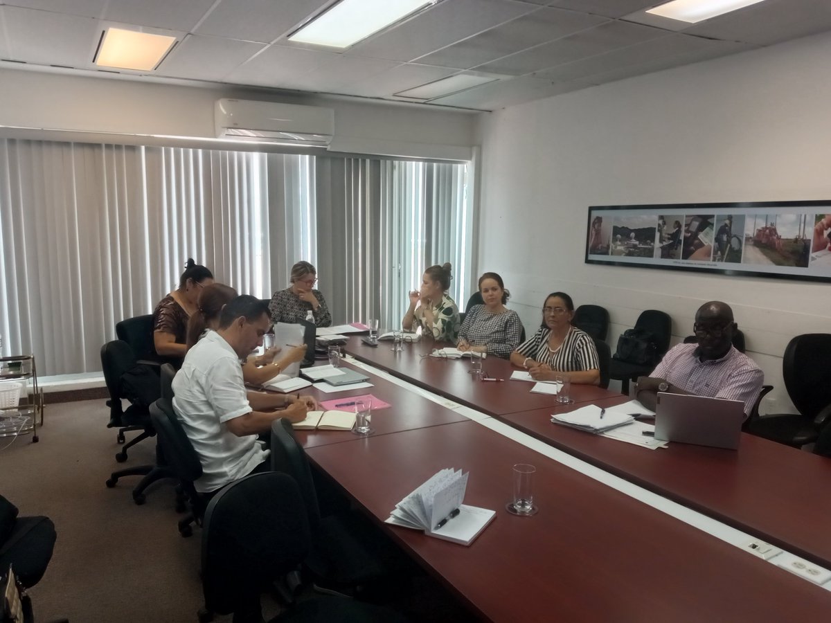 CubaMined's tweet photo. 🗣️ La ministra de Educación, @naimatrujillob se comunicó por videoconferencia con las principales autoridades educativas de todas las provincias del país. Evaluó los indicadores del cierre del curso, con énfasis en la evaluación escolar. 
#CubaMined 
#ConFidelEnCadaAula 🇨🇺🇨🇺🇨🇺 https://t.co/KSkBwzn8Mz