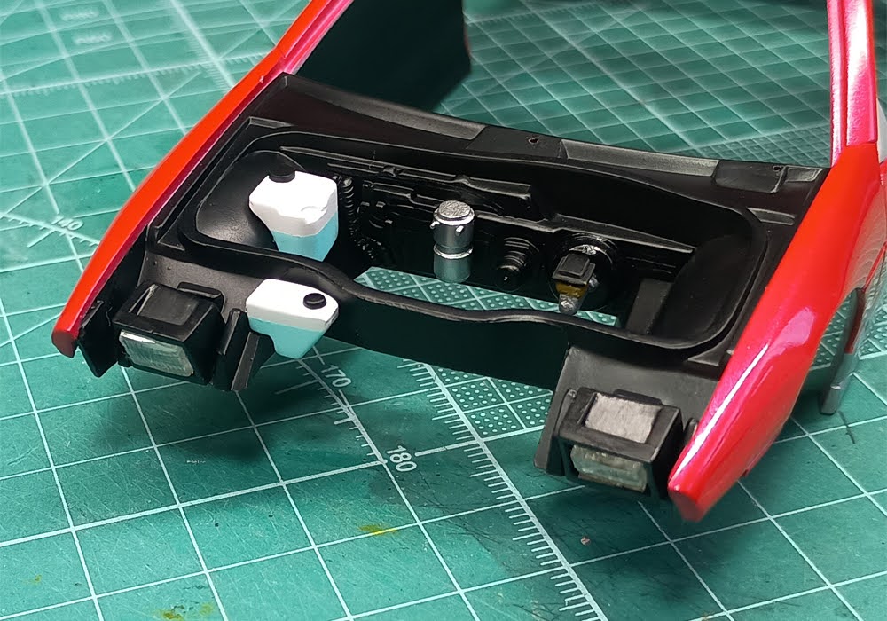 worksY3F's tweet photo. 【MPC 1/25 '87 FIERO GT】
この子、リトラのライト本体はボディ側にあるけどカバーはフード側に付いてるの。なぜとは聞きません😑
フロントウィンカー部を自作し、全クリアパーツの塗装&amp;お磨きが終了です。 https://t.co/vZluxBAWbe