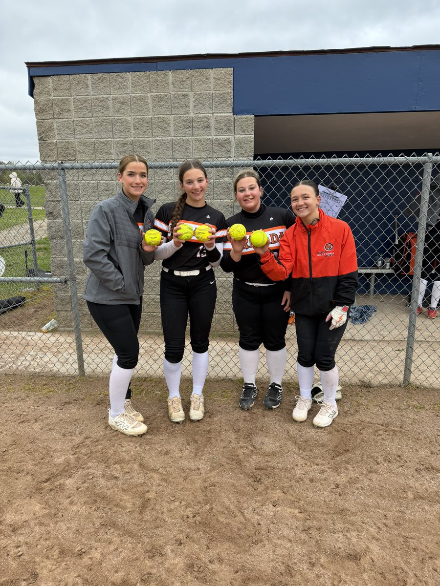 MeganCox2029's tweet photo. BWAC champions, and 5 homers throughout our 8 games. I couldn’t be more proud of this team!! WHIP =.820, AVG=.386, OBP=.463 @hawks2028_29 @armada_tigersSB https://t.co/Fea98USp4r