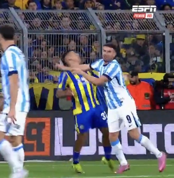 facupietro's tweet photo. Todo esto paso en una noche

Caricia de Maravilla a jugador de Central = ROJA 

Codazo de Miramon en la cara a Viña = NO ES NADA https://t.co/H0KkSQyuz5