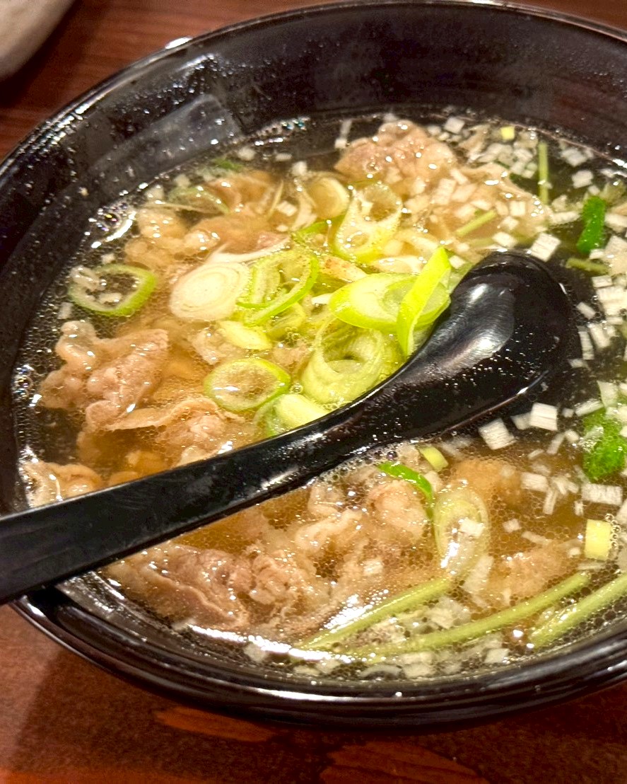 MaruseJ4123's tweet photo. マルセ実業のmarcoです。金沢駅に近い「夜ノ食堂 よふけ」を紹介

「深夜食堂のような温かみ」「酒を呼ぶ旨い肴」がコンセプトで、何でも美味しく、ボリュームしっかりなのに価格はお手頃

ニラ玉、ガーリックバターライス、肉吸い…でもまずはポテトサラダから！

金沢市堀川町6-7
TEL：076-216-7711 https://t.co/mltMCAlIIb
