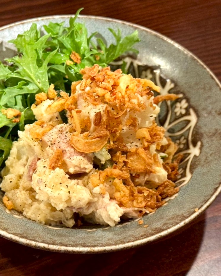 MaruseJ4123's tweet photo. マルセ実業のmarcoです。金沢駅に近い「夜ノ食堂 よふけ」を紹介

「深夜食堂のような温かみ」「酒を呼ぶ旨い肴」がコンセプトで、何でも美味しく、ボリュームしっかりなのに価格はお手頃

ニラ玉、ガーリックバターライス、肉吸い…でもまずはポテトサラダから！

金沢市堀川町6-7
TEL：076-216-7711 https://t.co/mltMCAlIIb