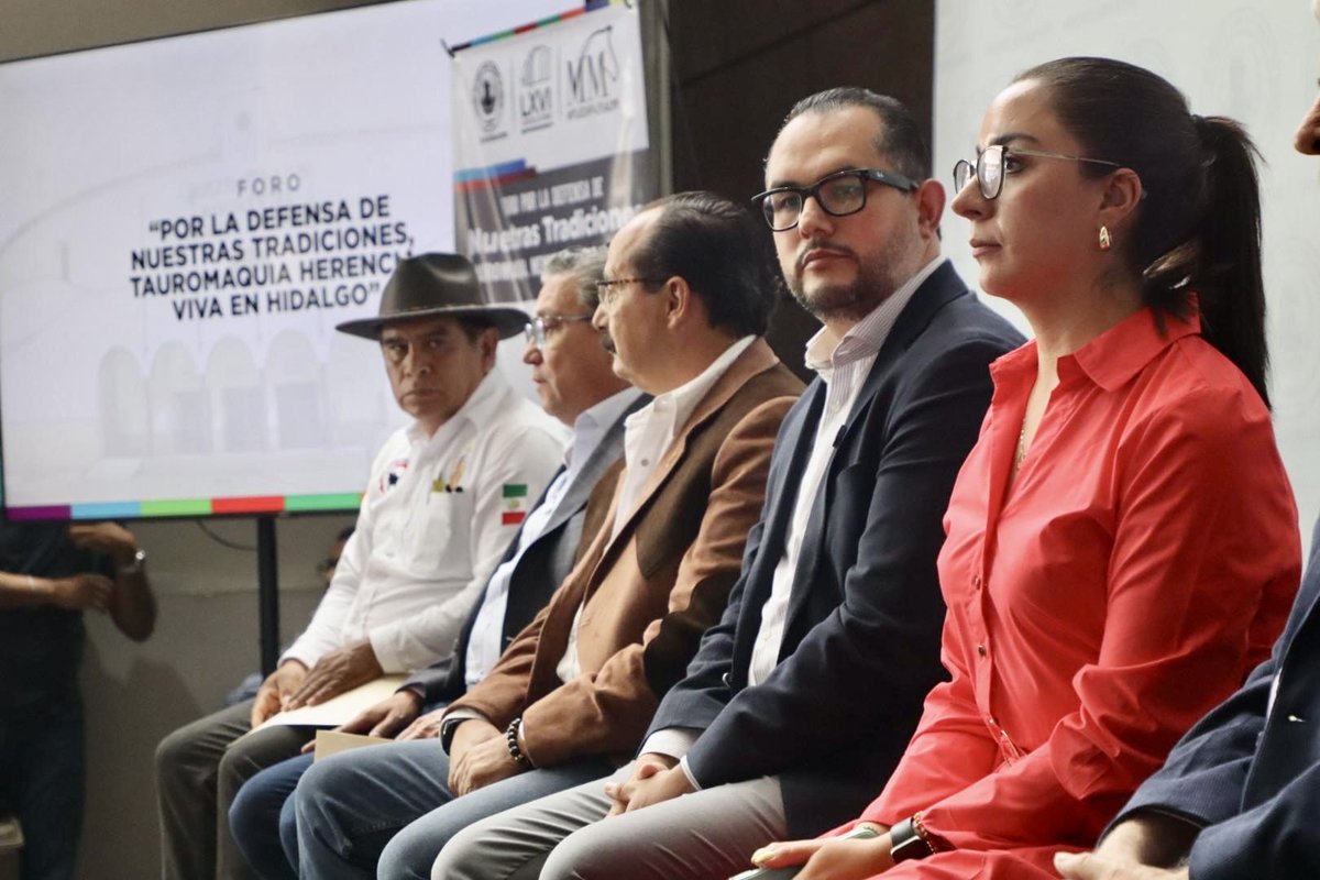 MarcoMendoza_B's tweet photo. Con la presencia de cientos de hidalguenses llevamos a cabo el foro “Por la defensa de nuestras tradiciones” en el que expertos de diversas disciplinas analizaron la tauromaquia y las peleas de gallos desde una óptica científica, jurídica, histórica y social. 

Seguiré impulsando la inscripción de la tauromaquia, pelea de gallos, barbacoa, ximbó, zacahuil, pulque, tianguis tradicionales y medicina tradicional como patrimonio inmaterial de #Hidalgo. 

Defendamos el orgullo de ser mexicanos. 

#MMTuDiputado #HidalguenseComoTu