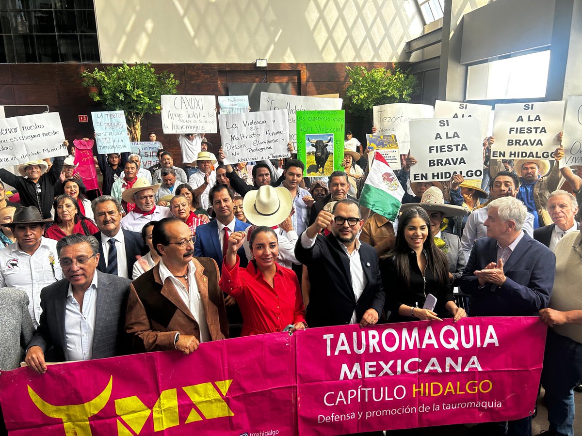 MarcoMendoza_B's tweet photo. Con la presencia de cientos de hidalguenses llevamos a cabo el foro “Por la defensa de nuestras tradiciones” en el que expertos de diversas disciplinas analizaron la tauromaquia y las peleas de gallos desde una óptica científica, jurídica, histórica y social. 

Seguiré impulsando la inscripción de la tauromaquia, pelea de gallos, barbacoa, ximbó, zacahuil, pulque, tianguis tradicionales y medicina tradicional como patrimonio inmaterial de #Hidalgo. 

Defendamos el orgullo de ser mexicanos. 

#MMTuDiputado #HidalguenseComoTu