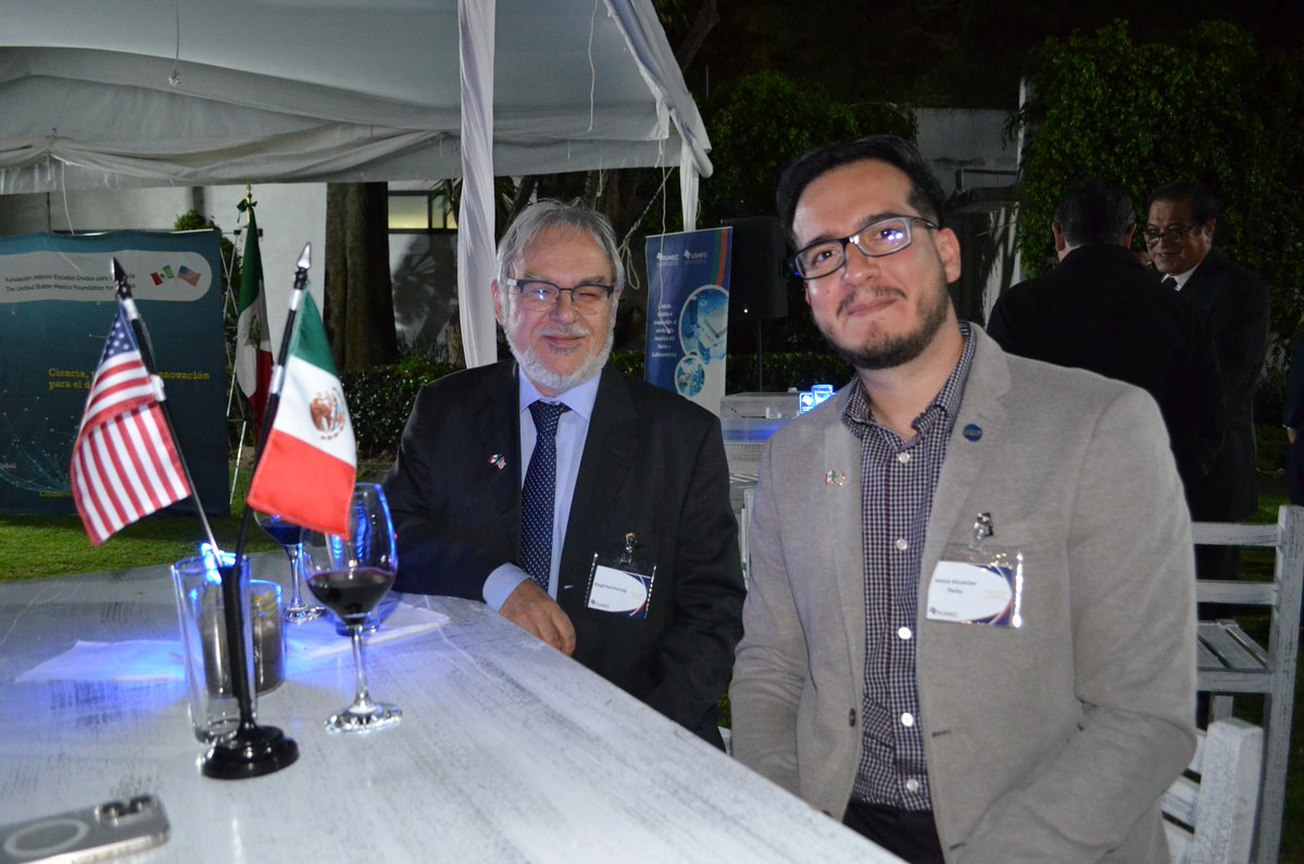 FUMEC_ORG's tweet photo. La estrecha colaboración entre @CIDESIMX  y FUMEC construye puentes entre la academia y el sector empresarial para impulso al desarrollo tecnológico, el talento especializado y el crecimiento del ecosistema de semiconductores y alta tecnología. https://t.co/dWvNHcF888