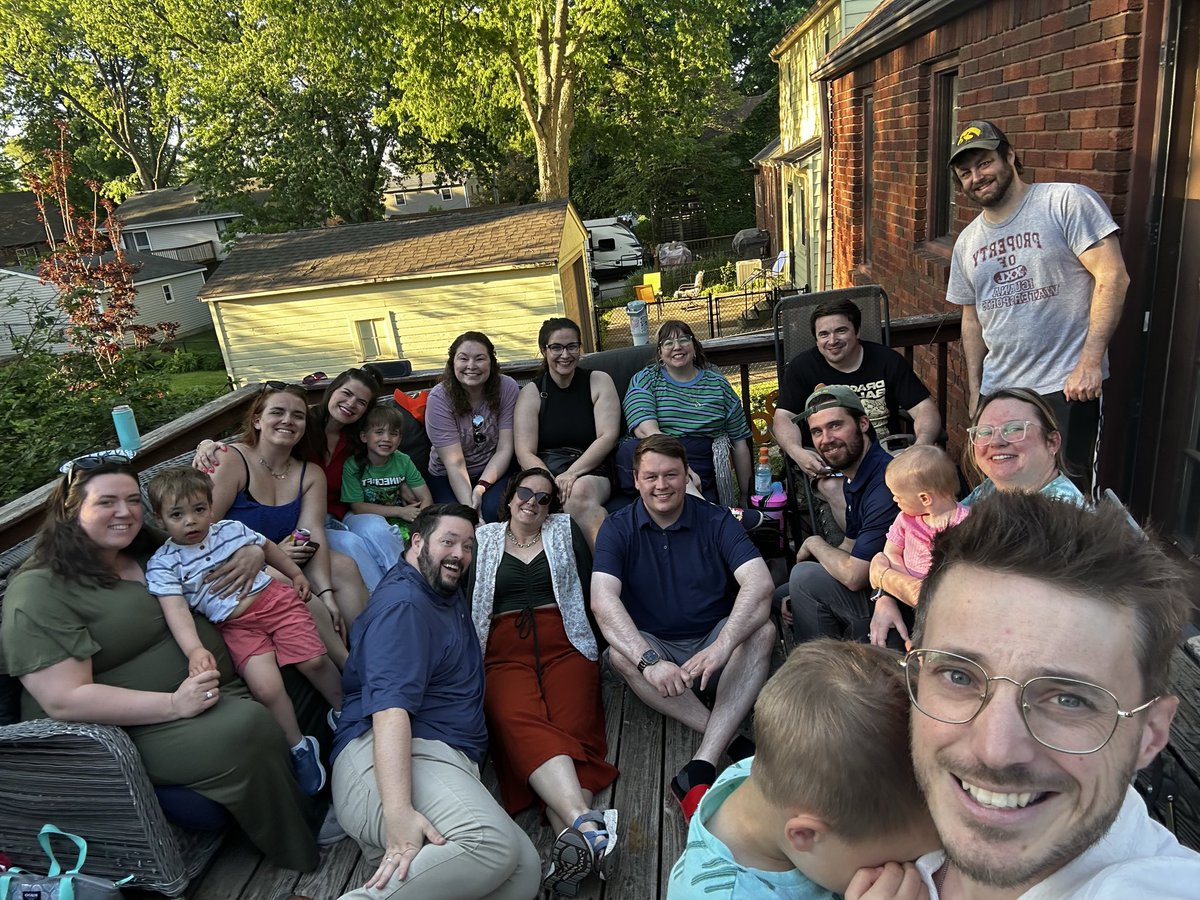 BasicStitchAly's tweet photo. Hot dog themed birthday party was a success https://t.co/fQVVbZBhQ6