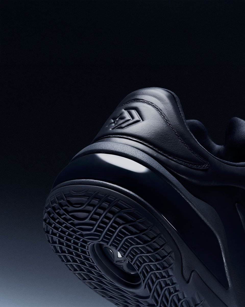 Foot Locker tweet media