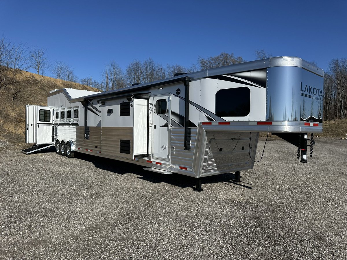LakotaTrailers's tweet photo. 5-Horse Side Load ✨DOUBLE SLIDE-OUT✨ Bighorn!! 🤩 

This one has 19’ living quarters, 6’ slide-out (with kitchen amenities), 12’ slide-out (with sofa and dream dinette), center entertainment, and tons of 🔥 options. 

https://t.co/CmDblsVz8d | #LTANewEra https://t.co/nQcH97FSFH