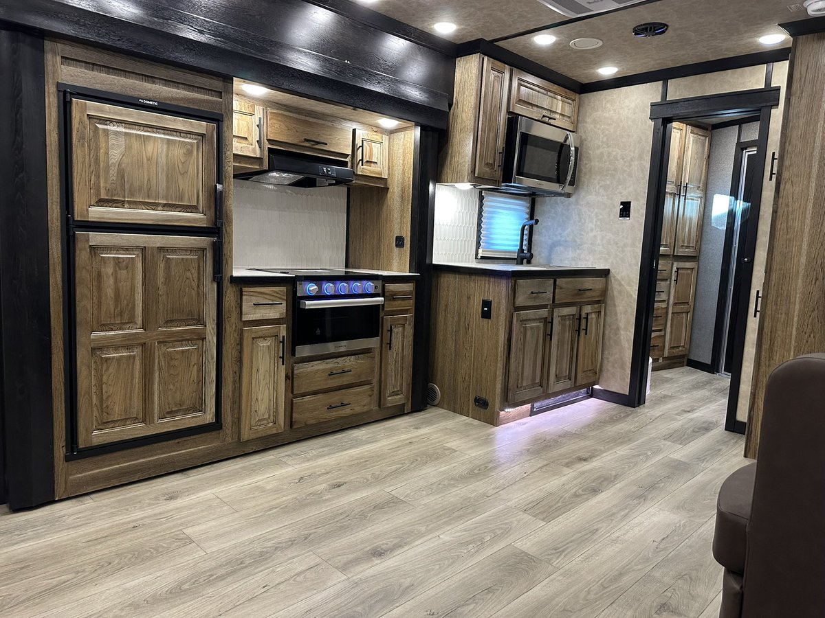 LakotaTrailers's tweet photo. 5-Horse Side Load ✨DOUBLE SLIDE-OUT✨ Bighorn!! 🤩 

This one has 19’ living quarters, 6’ slide-out (with kitchen amenities), 12’ slide-out (with sofa and dream dinette), center entertainment, and tons of 🔥 options. 

https://t.co/CmDblsVz8d | #LTANewEra https://t.co/nQcH97FSFH