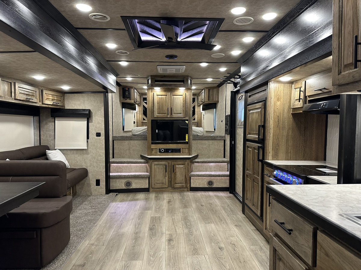 LakotaTrailers's tweet photo. 5-Horse Side Load ✨DOUBLE SLIDE-OUT✨ Bighorn!! 🤩 

This one has 19’ living quarters, 6’ slide-out (with kitchen amenities), 12’ slide-out (with sofa and dream dinette), center entertainment, and tons of 🔥 options. 

https://t.co/CmDblsVz8d | #LTANewEra https://t.co/nQcH97FSFH