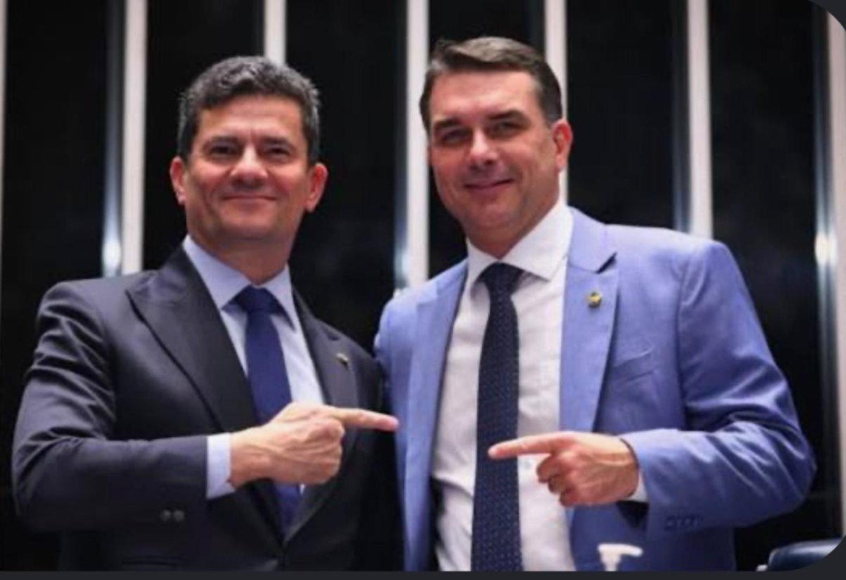 tonygarciareal_'s tweet photo. A PERGUNTA QUE PRECISA SER FEITA A @FlavioBolsonaro  

QUAIS “SERVIÇOS” FLAVIO BOLSONARO E SEU PAI @jairbolsonaro PRESTARAM AO MASTER PARA RECEBEREM 25 MILHÕES DE DÓLARES DO “MERMÃO”VORCARO?

O primeiro que tem a OBRIGAÇÃO de fazer essa pergunta à Flavio é @SF_Moro que já acusou-o de “rachadinha,” hoje, porém, seu fiel escudeiro.

O Brasil inteiro precisa saber se esse falso moralista do Moro, traidor nato, vai pular do barco do Flavio como um rato, ou segurará em sua mão afundando juntos no lamaçal do Master. 

A meu ver, Moro que não tem um mínimo de caráter, vendo Flavio tornar-se tóxico como Cloroquina, sairá da trincheira atirando como fez com o pai Jair, ou, como não pode mais mudar de partido para manter sua candidatura ao governo do Paraná, engolirá com farofa o discurso da corrupção. 

Seja qual for o caminho escolhido por Moro, sua candidatura ao governo sofrerá um baque irreparável uma vez que, paranaenses não perdoam traidores qto menos os coniventes com corrupção. 

@deltanmd é outro que precisa vir a público, mesmo que com um power point como aquele que fez do @LulaOficial explicando seu envolvimento e do Moro com Flavio Bolsonaro e “Vorcaro Master.” 

Com a palavra os “três mosqueteiros” @FlavioBolsonaro @SF_Moro @deltanmd