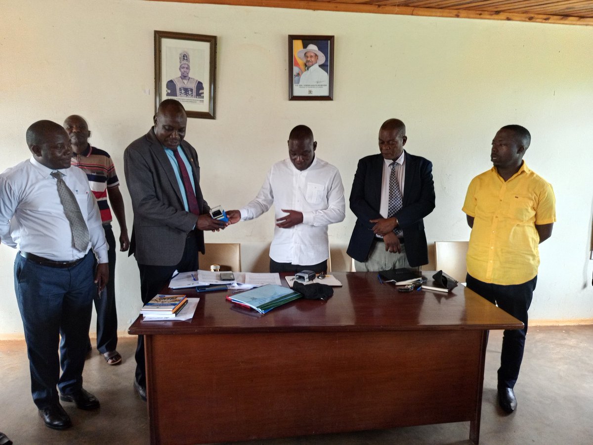 Bugiridistrict's tweet photo. Handing over of office by the District Chairman, District Speaker and others to the Ag. Chief Administrative Officer, Mr. Olaro Emmanuel @GCICUganda @MoLGUganda https://t.co/EY8CPwKlDL
