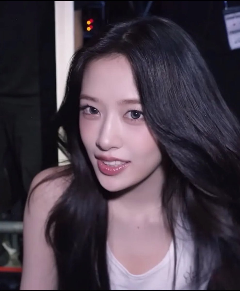 latteyujin's tweet photo. pov: the siren luring me off the ship as I fall facefirst in the ocean smiling like a fool https://t.co/rSGSSWdfaj
