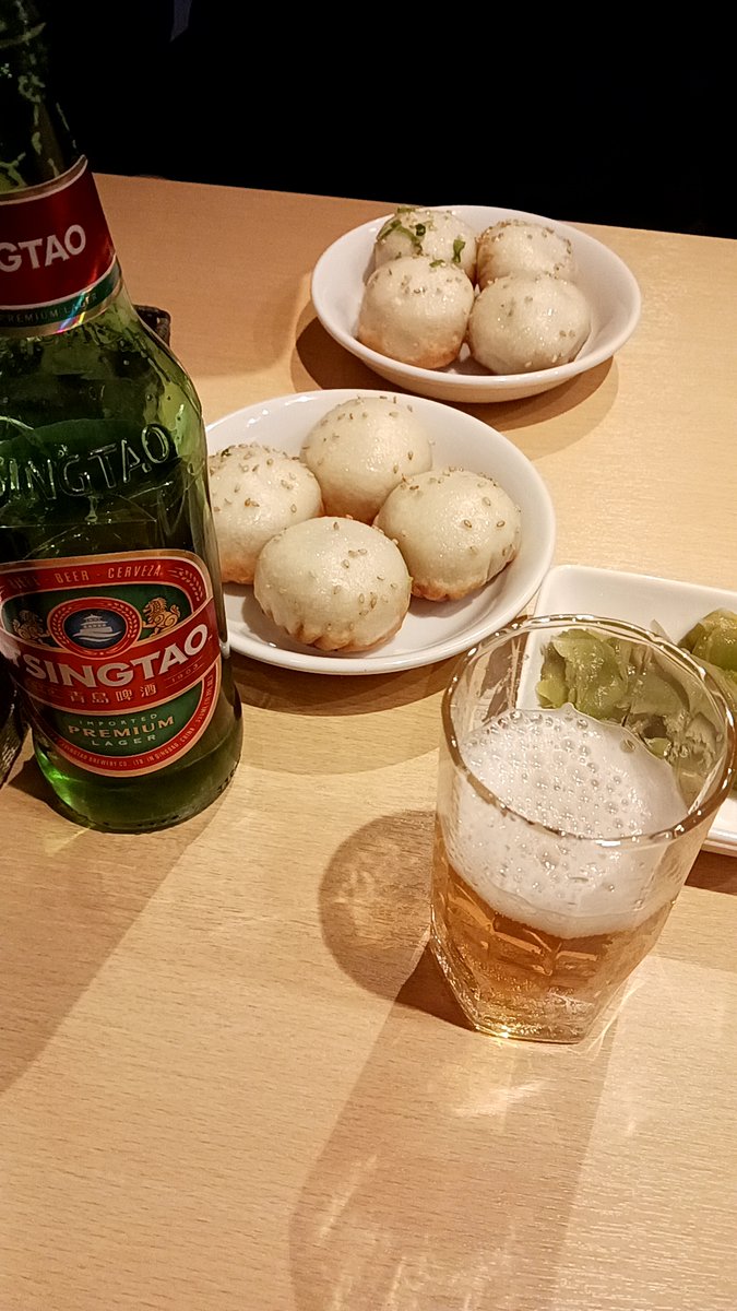 FoodMaster_JPN's tweet photo. 焼き小籠包弄堂＠鶴橋
やけどに注意と分かっていても熱々のスープにやられます。 https://t.co/uVQfFznB4O