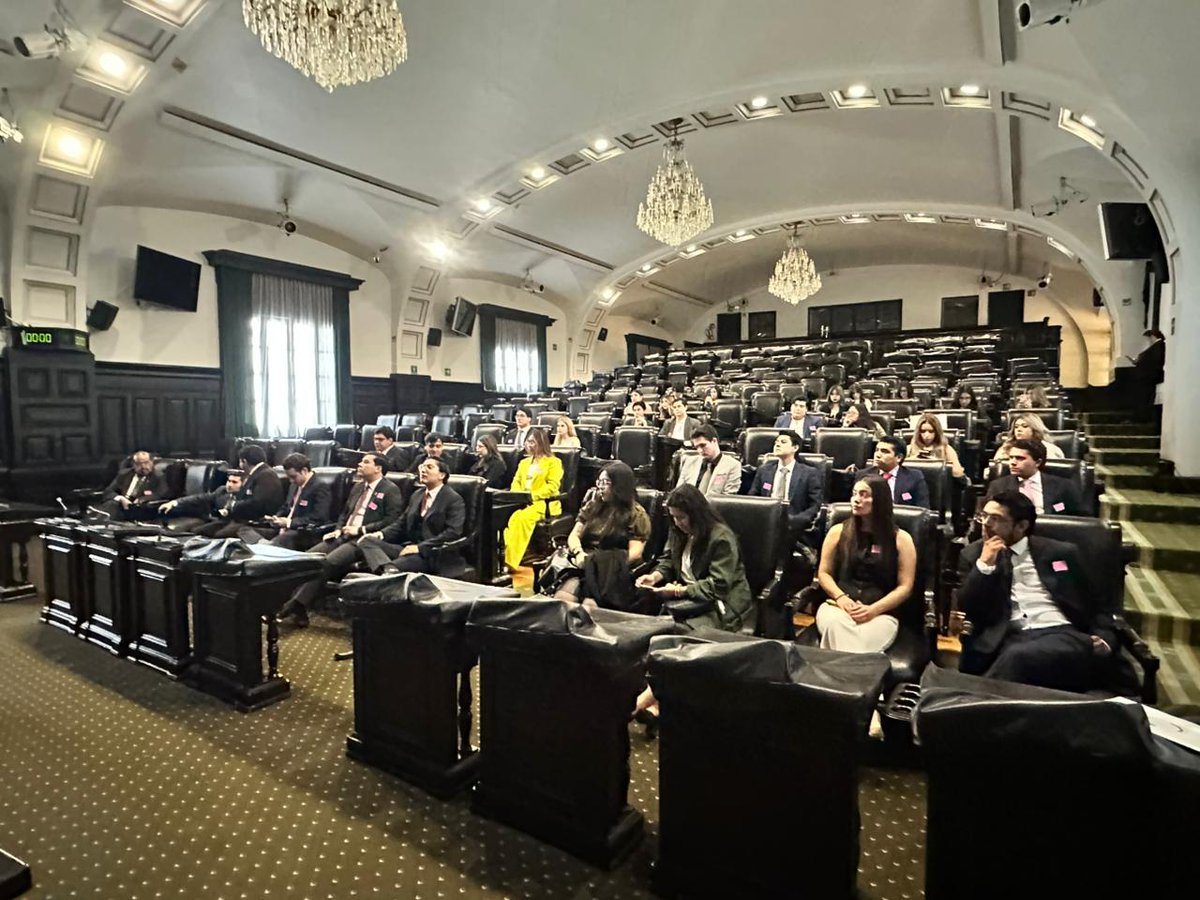 NestorCamarillo's tweet photo. Me dio mucho gusto que las y los estudiantes de la @ELDPuebla aceptaran mi invitación a la antigua sede del Senado de la República, Casona de Xicoténcatl. 
🇲🇽 El Senado es suyo, de las y los jóvenes que quieran prepararse, participar y construir el México del futuro. 🍊 https://t.co/LRlqVkQwbJ