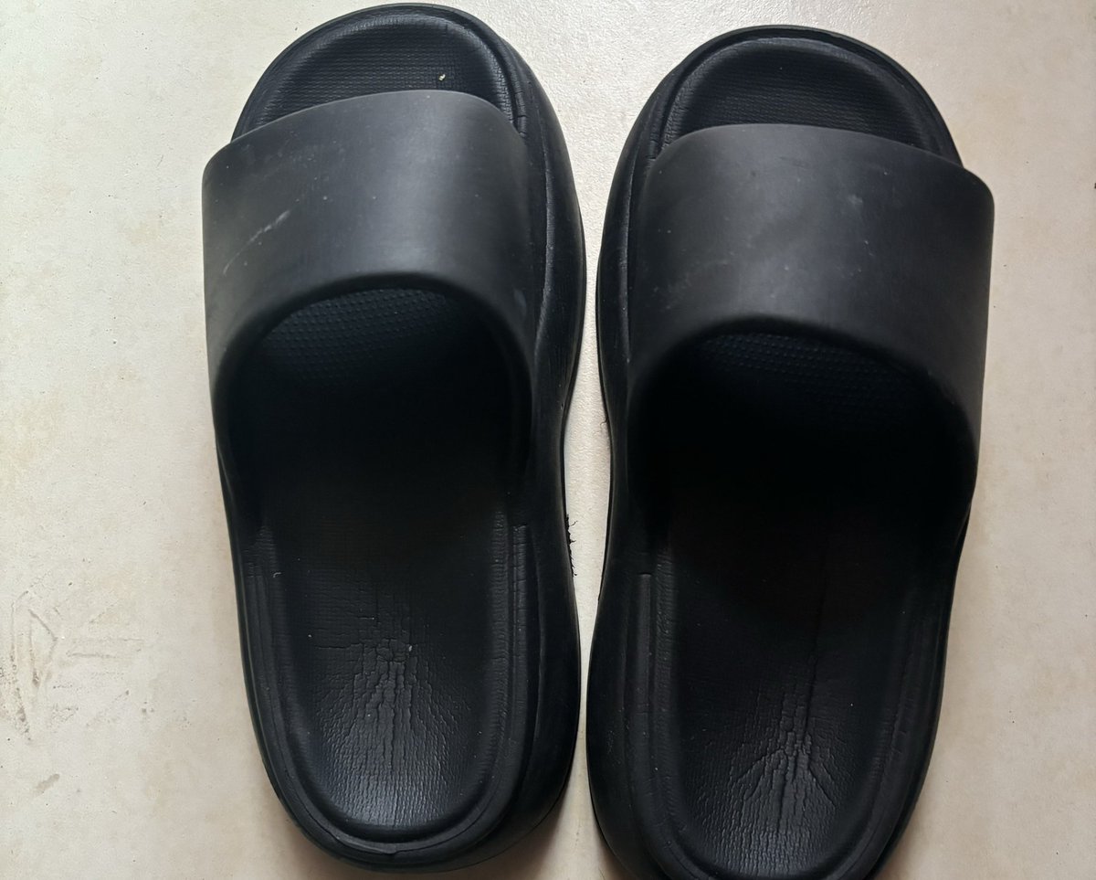 BabyLL520's tweet photo. 想不想让木子姐姐用光脚穿了一天被汗浸透的拖鞋狠狠地抽打你的小卵蛋？夏天是不是阴囊潮湿，总是觉得不透气呢？其实是你肾虚知道吗？你已经无可救药了，不过没关系彻底废掉了阉了就干净了，现在跪下，对着姐姐的小拖鞋磕头！#羞辱 #雌堕 https://t.co/jdFHlNUZtM