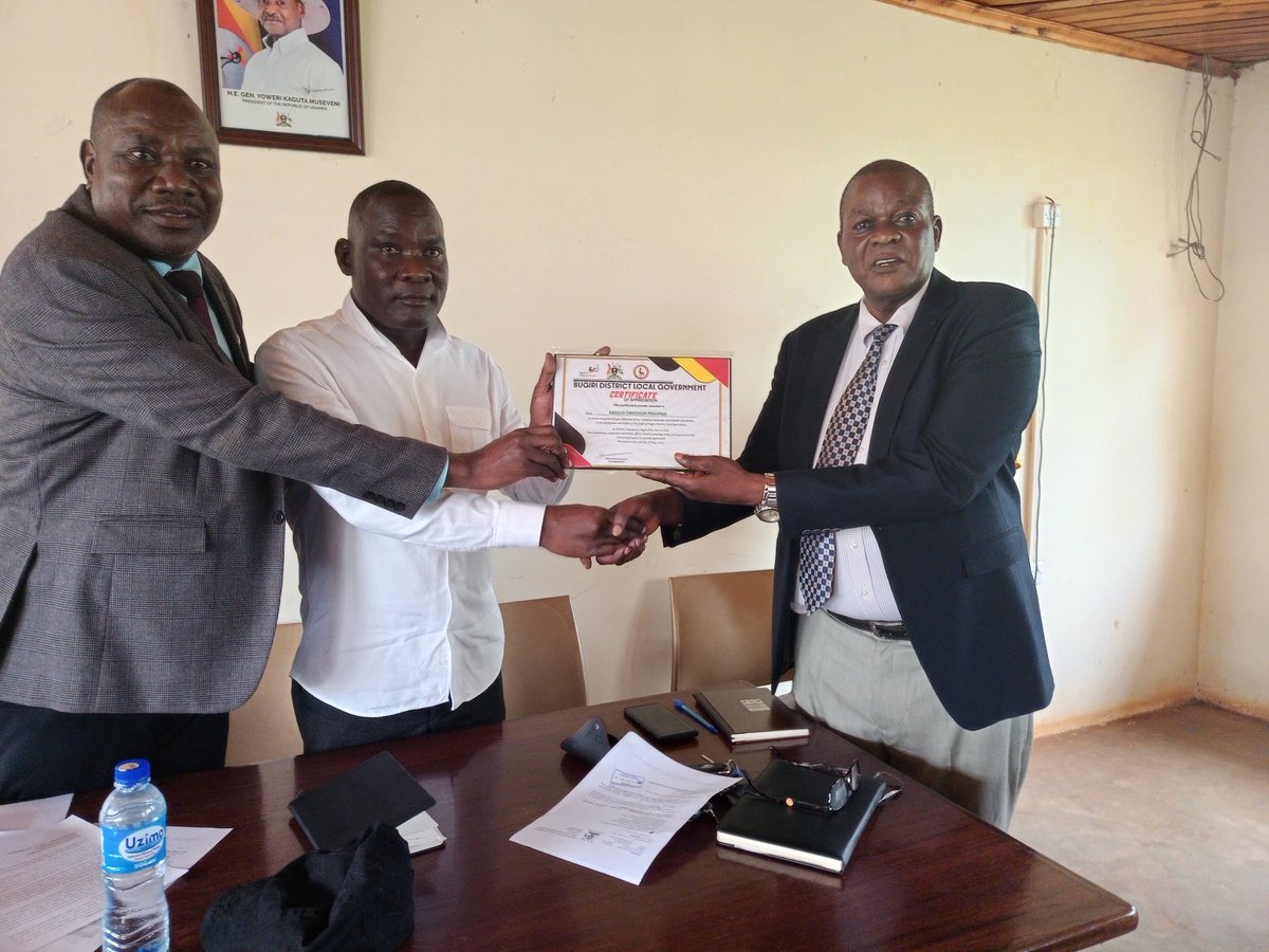 Bugiridistrict's tweet photo. @Bugiridistrict  Outgoing council has been awarded certificates of appreciation for their contribution towards service delivery during their tenure. The RDC, Mr. Gulume Richard handed over the certificates during a handover ceremony at the district headquarters @MoLGUganda https://t.co/6oZgmPtiy9