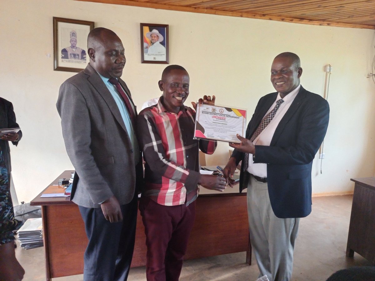Bugiridistrict's tweet photo. @Bugiridistrict  Outgoing council has been awarded certificates of appreciation for their contribution towards service delivery during their tenure. The RDC, Mr. Gulume Richard handed over the certificates during a handover ceremony at the district headquarters @MoLGUganda https://t.co/6oZgmPtiy9