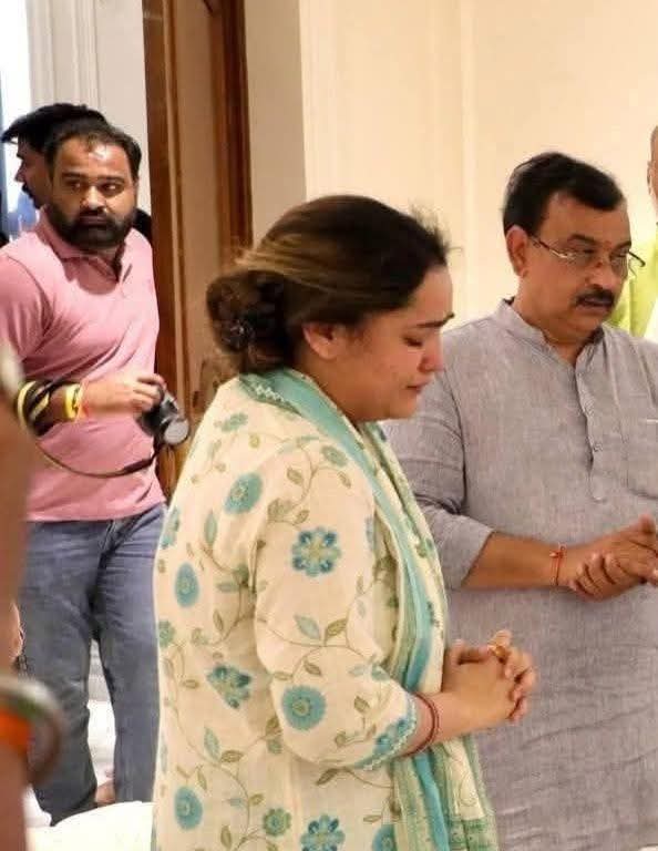 BabuSahab_0003's tweet photo. ��क नारी चाहे वह जिस समाज से हो जबतक जिंदा रहती है उसे विभिन्न अग्निपरीक्षा से गुजरना पड़ता है।

कल से ही देख रहा हूं एक महिला के ऊपर गोबरौटी समाज द्वारा इतने भद्दे भद्दे पोस्ट और कमेंट किये जा रहे हैं जबकि वह महिला अपने जीवन के सबसे दुखद समय में है। उसकी गलती केवल इतनी है कि https://t.co/pOYHggfn17