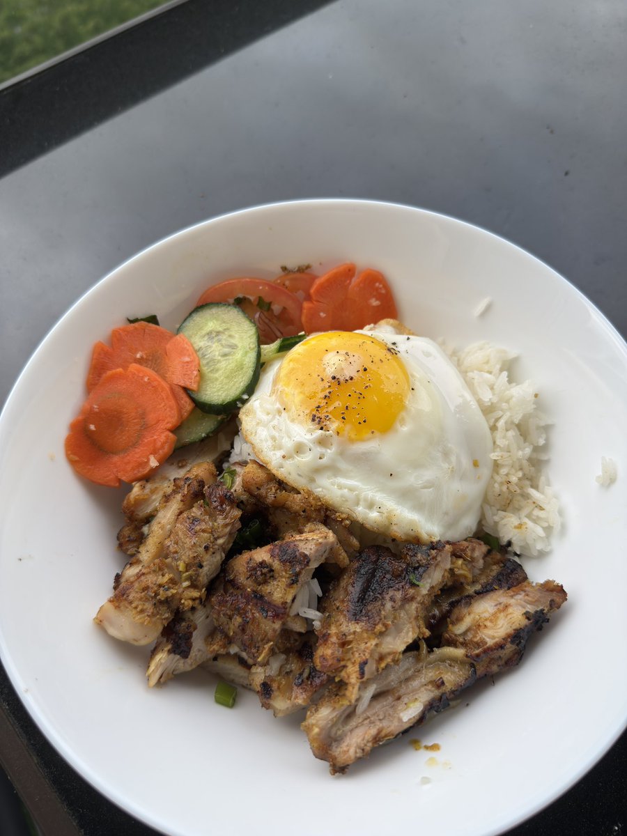 bxnjayman's tweet photo. lemongrass chicken + rice + pickled veggies + egg https://t.co/Nsd6ZH4PmL