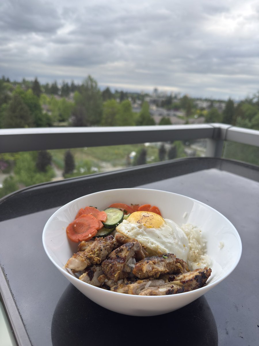 bxnjayman's tweet photo. lemongrass chicken + rice + pickled veggies + egg https://t.co/Nsd6ZH4PmL