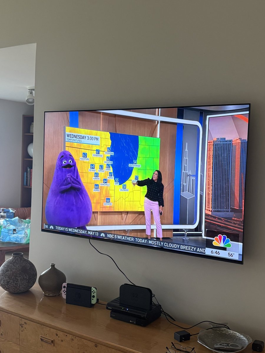 danisnobunk's tweet photo. what is he doing there i’m so scared https://t.co/xLHNFbw1NA