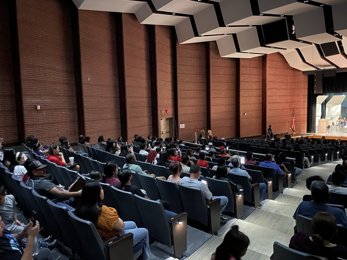 MsCrowMEd's tweet photo. Fabulous performance by our band! WOW have my 6th graders grown. 💖💖💖 @HopperMS https://t.co/rYe5xNavH9
