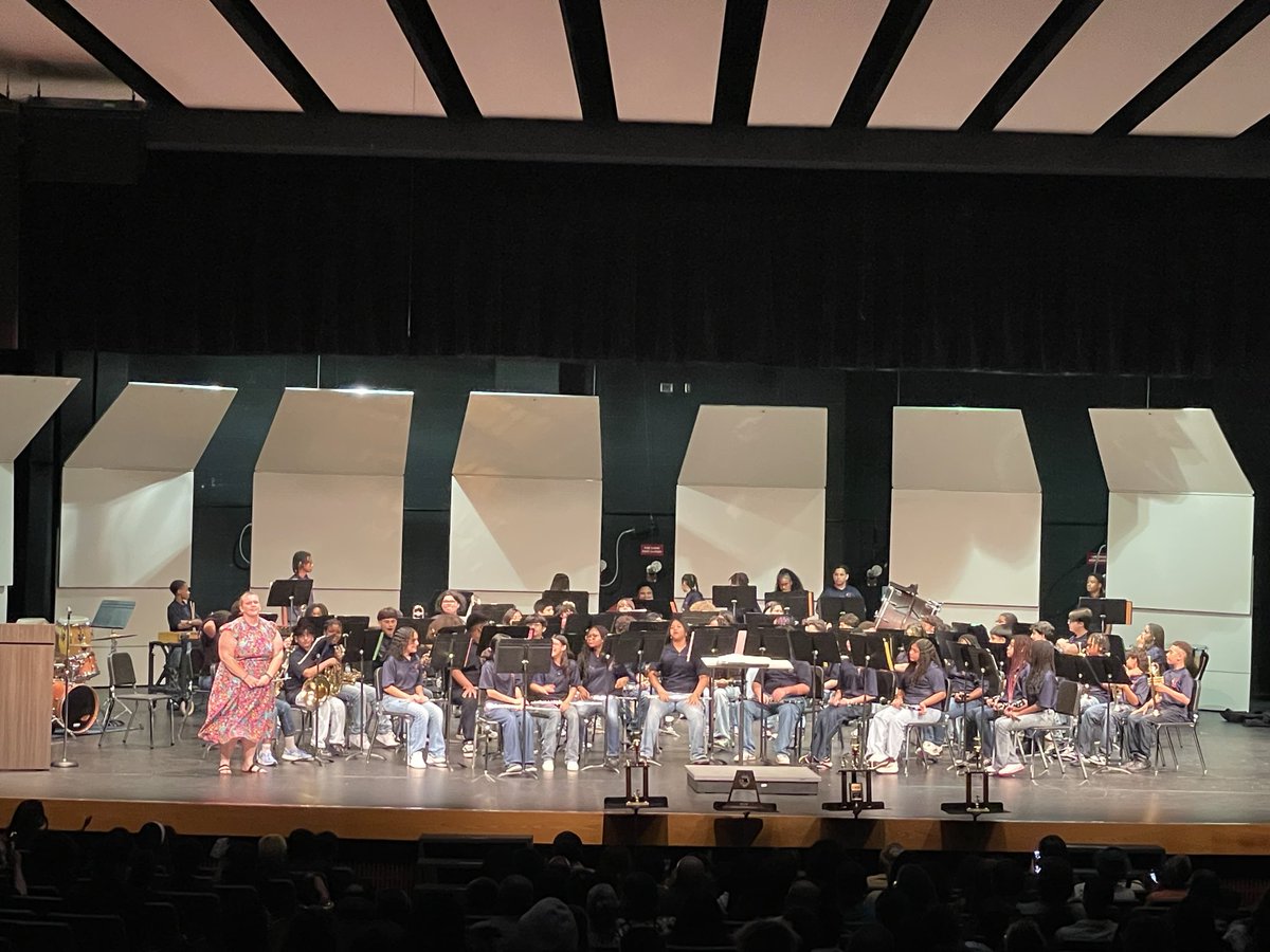 MsCrowMEd's tweet photo. Fabulous performance by our band! WOW have my 6th graders grown. 💖💖💖 @HopperMS https://t.co/rYe5xNavH9