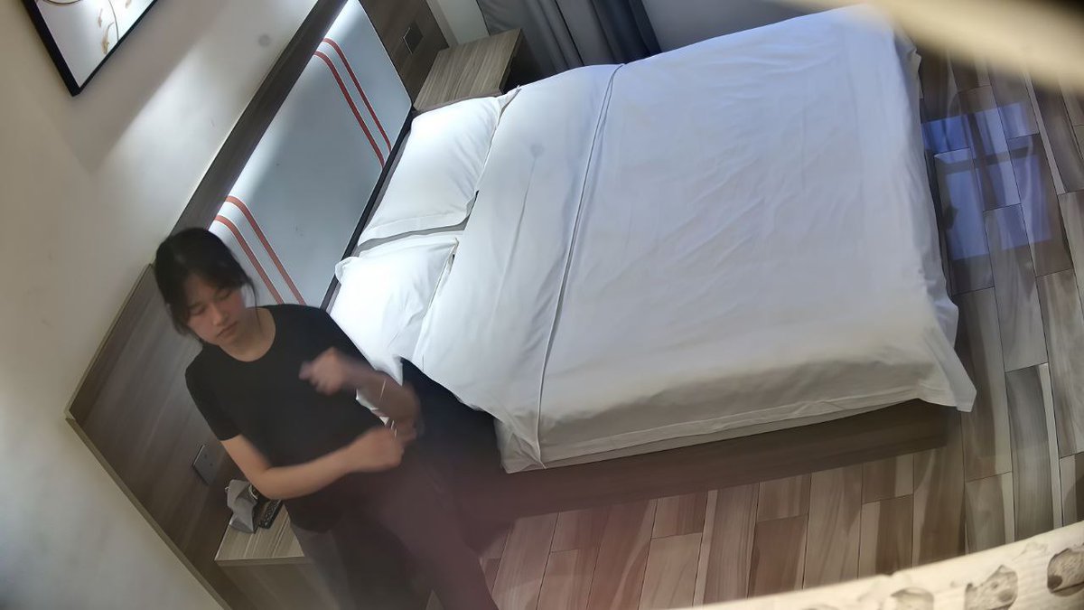穿着清纯美丽书包妹与男友开钟点房啪啪，进房没有二话直接脱光光洗白白，洗好了马上到床上开始操逼行动，男生戴上套套也不调情挑逗了直接就插入粉逼里疯狂输出，美女忍着疼痛配合着男友的撞击，心知疼痛过后就是爽乐，干完了马上穿衣服！ https://t.co/rloOAhj7XO