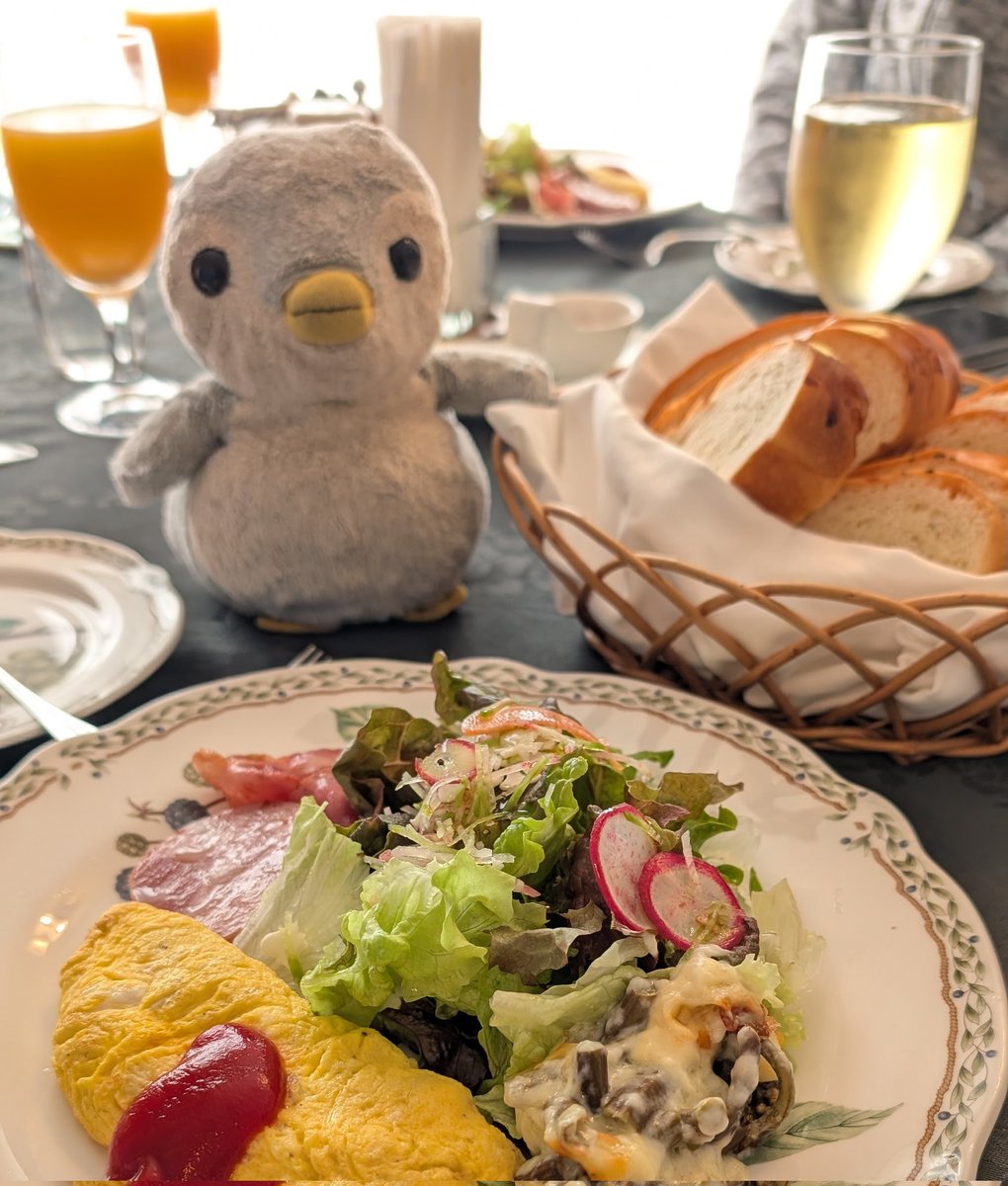 P_Green_Lake's tweet photo. 先日可愛いお客様が宿泊来ました
急に来られなくなったご家族の代わりに来てくれました·͜· ꕤ︎︎
素敵なご家族様でした😊
 #ペンショングリーンレイク #家族 #ぬいぐるみ #ペンギン https://t.co/9ovckVQOSE