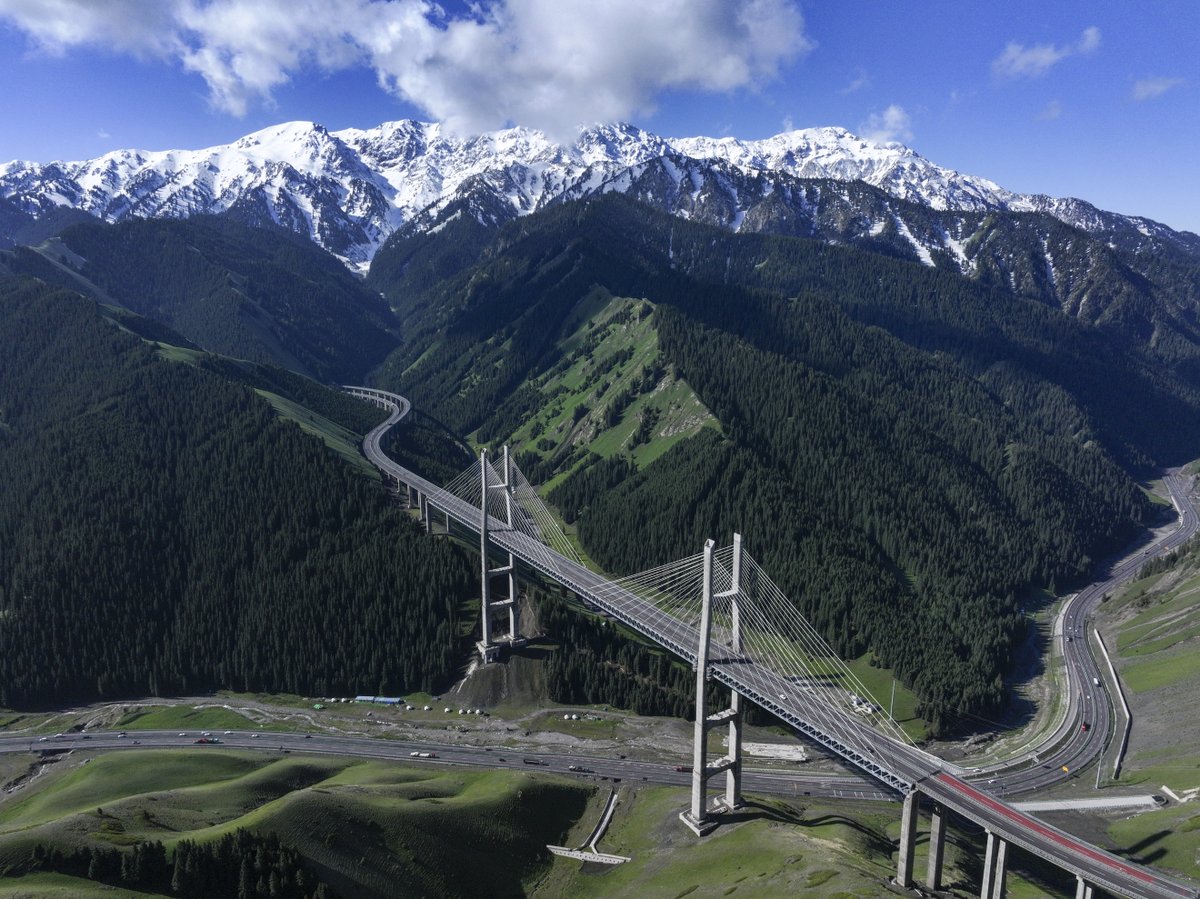 FlyOverChina's tweet photo. Nature's masterpiece meets modern engineering.🌿
An expressway winds across Guozigou in Huocheng County, northwest China's Xinjiang Uygur Autonomous Region.
#Expressway #Xinjiang https://t.co/eX3cGzERDJ