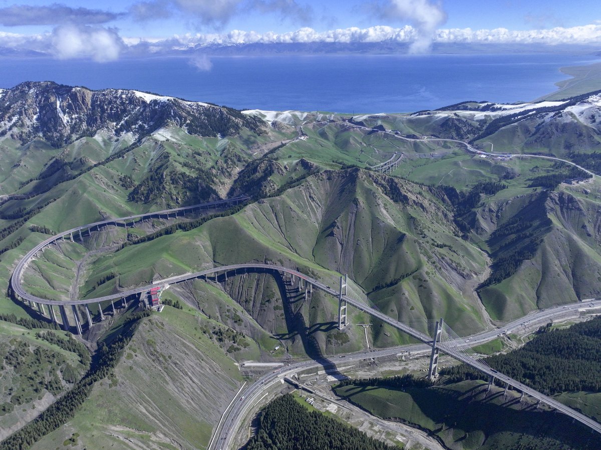 FlyOverChina's tweet photo. Nature's masterpiece meets modern engineering.🌿
An expressway winds across Guozigou in Huocheng County, northwest China's Xinjiang Uygur Autonomous Region.
#Expressway #Xinjiang https://t.co/eX3cGzERDJ