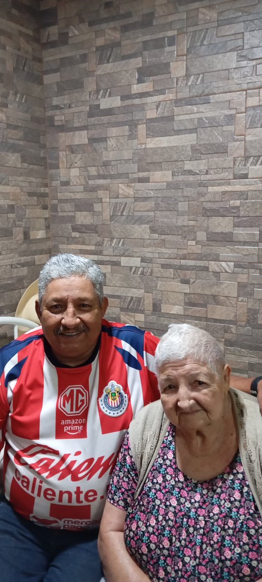 DanielCarp47442's tweet photo. #LiguillaBotanera disfrutando con mi madre cruzazulina de corazón saludos familia Gutiérrez Benítez https://t.co/pmouMNLjFV