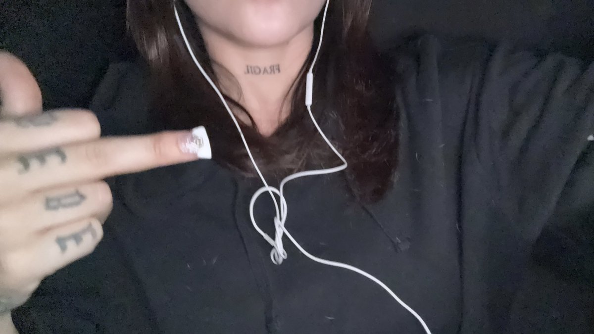verofrausto's tweet photo. puro pendejo usa air pods, los verdaderos cabrones usamos audífonos de cable y enredados https://t.co/gAJDxHvUvD
